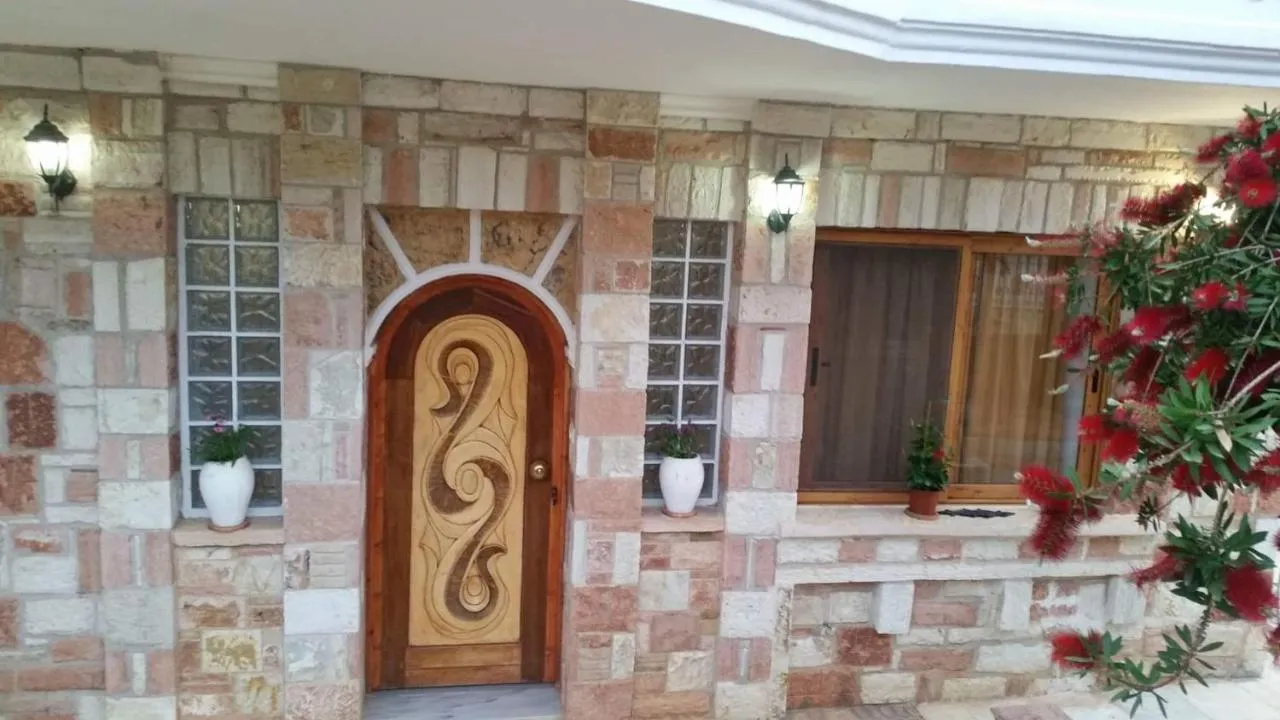Vasiliu Boutique Hotel, fasada prej guri e gdhendur me dorë në Ksamil