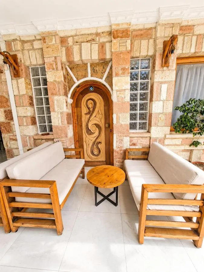 Harku prej guri i gdhendur me dorë në hyrje të Vasiliu Boutique Hotel